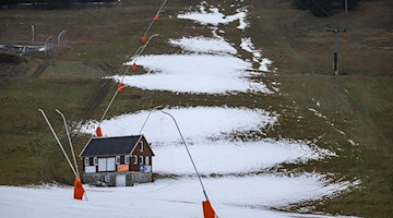 Nur noch Schneereste liegen auf dem Skihang am Fichtelberg. / Foto: Jan Woitas/dpa/Archivbild