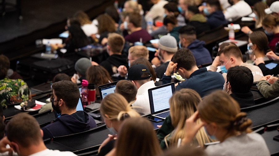 Studenten sitzen in einem Hörsaal. / Foto: Julian Stratenschulte/dpa/Symbolbild