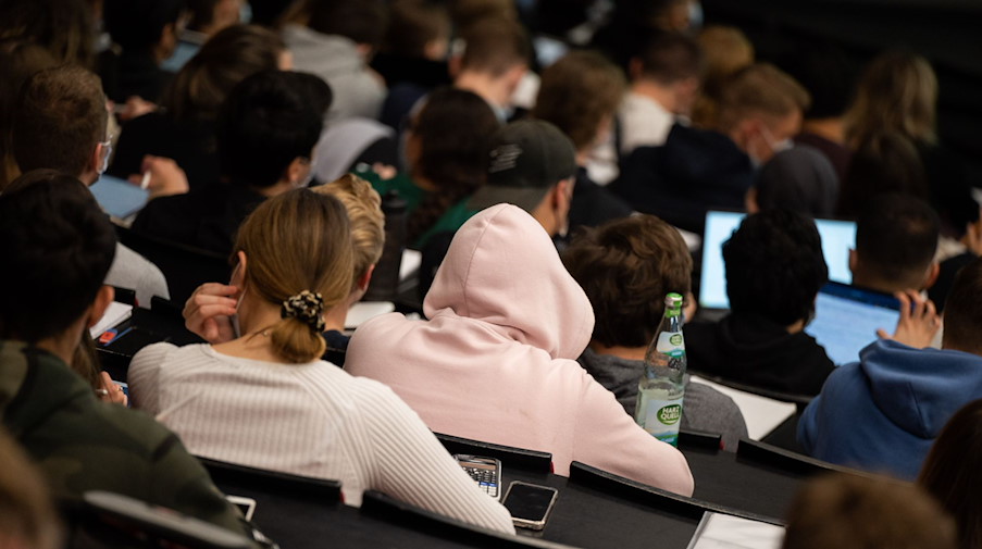 Studenten sitzen in einer Vorlesung im Hösaal einer Universität. / Foto: Julian Stratenschulte/dpa/Symbolbild
