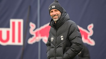RB Trainer Marco Rose lacht zu den Leipzig-Fans bei der Ankunft auf dem Trainingsplatz. / Foto: Christian Modla/dpa/Archivbild