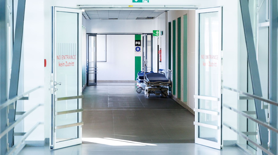 Krankenbetten stehen in einem Gang in einem Krankenhaus. / Foto: Lukas Barth/dpa/Symbolbild