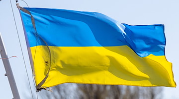 Die Flagge der Ukraine weht im Wind. / Foto: Monika Skolimowska/dpa-Zentralbild/dpa/Archiv