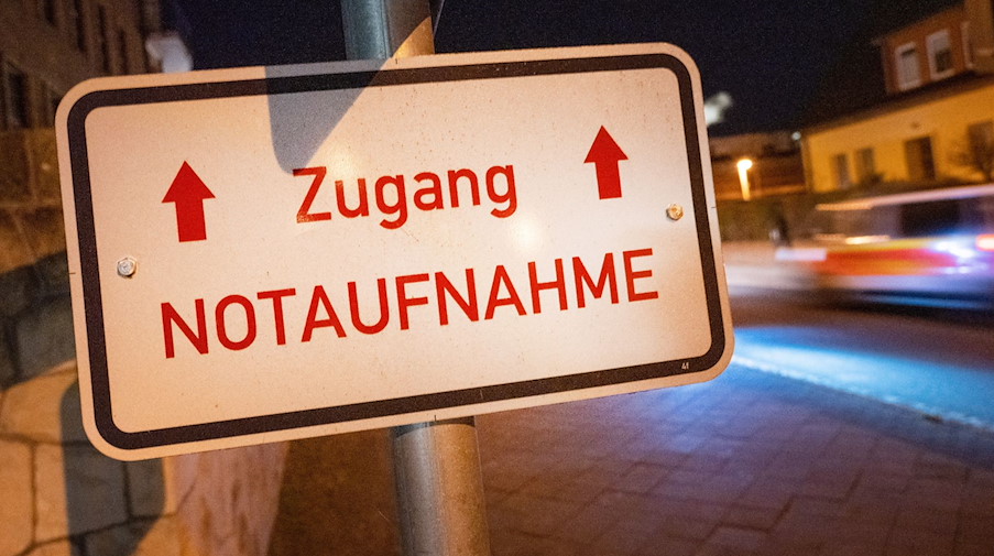 Der Schriftzug «Zugang Notaufnahme» hängt vor einem Gebäude einer Klinik. / Foto: Stefan Sauer/dpa/Symbolbild
