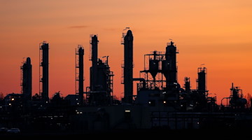 Die Anlagen eines Chemieunternehmens in Sachsen bei Sonnenuntergang. / Foto: Jan Woitas/dpa-Zentralbild/dpa/Symbolbild