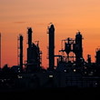 Die Anlagen eines Chemieunternehmens in Sachsen bei Sonnenuntergang. / Foto: Jan Woitas/dpa-Zentralbild/dpa/Symbolbild
