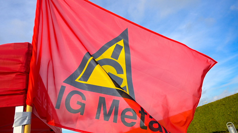 Fahne mit Logo der IG Metall an einem Stand bei einem Streik. / Foto: Heiko Rebsch/dpa/Symbolbild