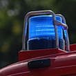 Ein Blaulicht leuchtet auf dem Dach eines Einsatzfahrzeugs der Feuerwehr. / Foto: Robert Michael/dpa-Zentralbild/ZB/Symbolbild