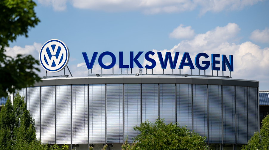 Das Logo des Volkswagen-Konzerns ist auf dem Dach des Motorenwerkes in Chemnitz zu sehen. / Foto: Hendrik Schmidt/dpa/Archivbild