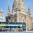 Blauer Doppeldeckerbus der Stadtrundfahrt Dresden vor der Dresdner Frauenkirche im Winter