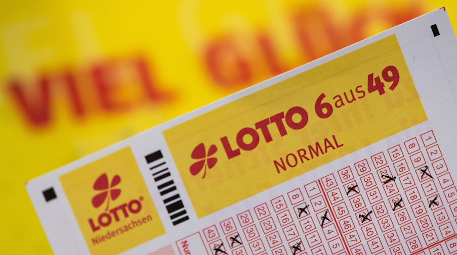 Ein Lottoschein mit der Aufschrift «Lotto 6 aus 49». / Foto: Swen Pförtner/dpa/Symbolbild