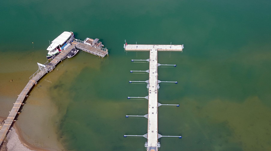Zwei Stege führen am Störmthaler See bei Leipzig ins Wasser, aufgenommen mit einer Drohne. / Foto: Jan Woitas/dpa-Zentralbild/ZB/Archivbild