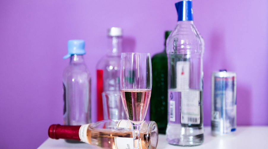 Flaschen mit Alkohol sowie Gläser stehen auf einem Tisch. / Foto: Silas Stein/dpa/Symbolbild