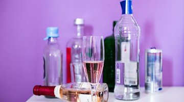 Flaschen mit Alkohol sowie Gläser stehen auf einem Tisch. / Foto: Silas Stein/dpa/Symbolbild