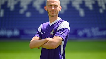 Omar Sijaric von Aue schaut in die Kamera. / Foto: Robert Michael/dpa