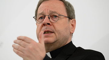 Georg Bätzing, Vorsitzender der Deutschen Bischofskonferenz, spricht. / Foto: Robert Michael/dpa
