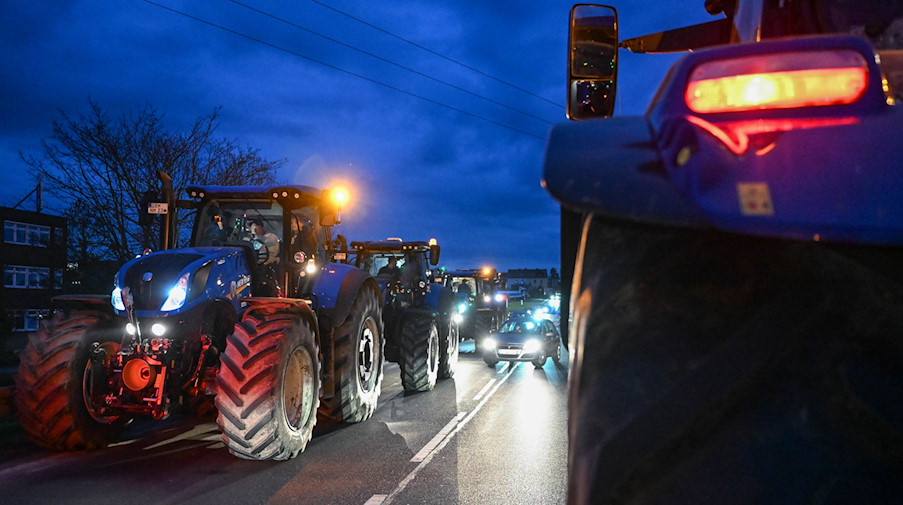 Landwirte demonstrieren mit ihren Traktoren auf der Autobahnbrücke der B107 bei Grimma. / Foto: Hendrik Schmidt/dpa