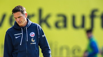 Hansa-Trainer Glöckner am Spielfeldrand. / Foto: Jens Büttner/dpa