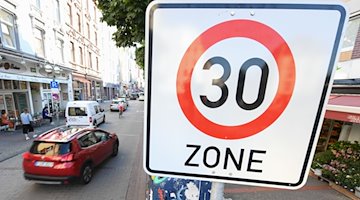 Ein Verkehrsschild weist auf eine Tempo-30-Zone hin. / Foto: Arne Dedert/dpa/Symbolbild