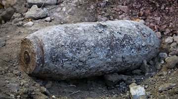 Eine 500-Kilo-Bombe liegt in einem Graben einer Baustelle. / Foto: Fredrik von Erichsen/dpa/Archivbild