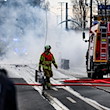 Ein Feuerwehrmann geht während des Einsatzes rund um eine Gasexplosion in der Friedrichstadt über die Straße. / Foto: Robert Michael/dpa