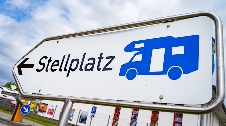 Ein Hinweisschild für Wohnmobile steht mit dem Schriftzug «Stellplatz» an einem Wohnmobilcampingplatz. / Foto: Stefan Sauer/dpa/Archivbild