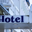 Der Eingang zu einem Hotel. / Foto: Jens Büttner/dpa-Zentralbild/dpa/Symbolbild