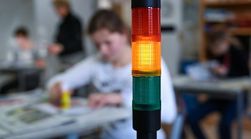 Eine sogenannte Co2-Ampel leuchtet in einem Klassenraum. / Foto: Hendrik Schmidt/dpa-Zentralbild/dpa/Symbolbild