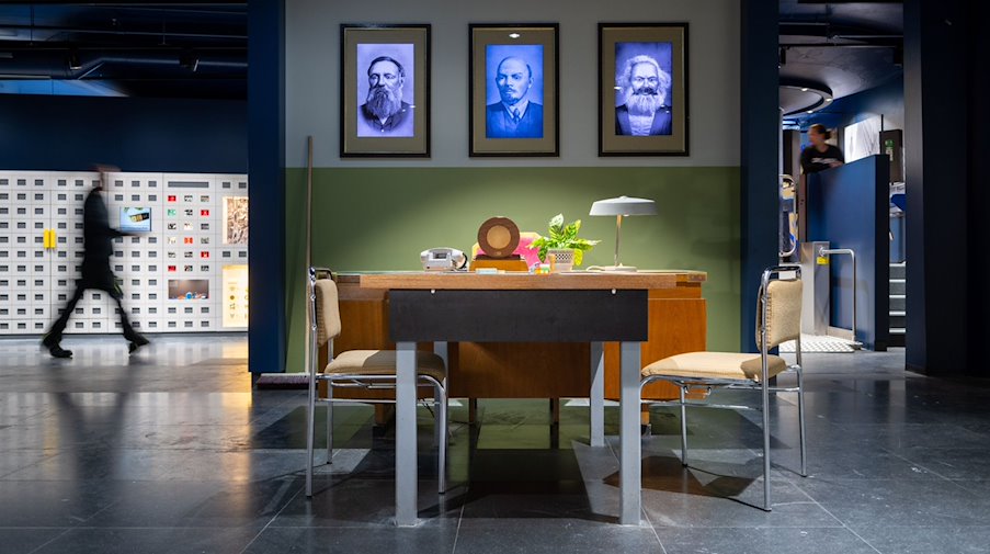 Möbel und Bilder aus der Zeit der Deutschen Demokratischen Republik werden n in den Ausstellungsräumen des DDR-Museums präsentiert. / Foto: Monika Skolimowska/dpa