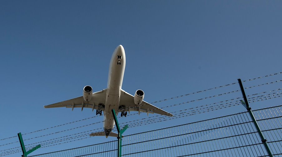 Ein Flugzeug bei der Landung. / Foto: Boris Roessler/dpa/Symbolbild