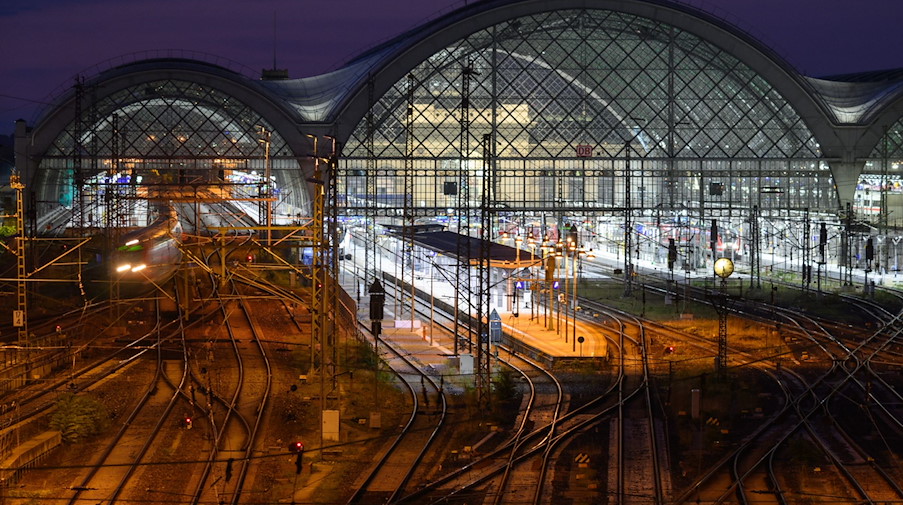 Der Dresdener Hauptbahnhof bei Nacht. / Foto: Robert Michael/dpa
