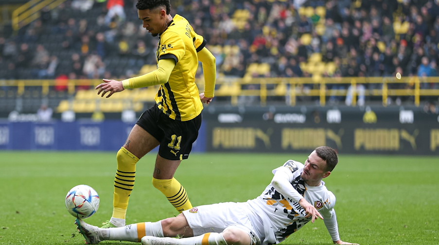 Dortmunds Justin Njinmah (l) und Dresdens Dennis Borkowski kämpfen um den Ball. / Foto: Oliver Kaelke/Defodi Images/dpa