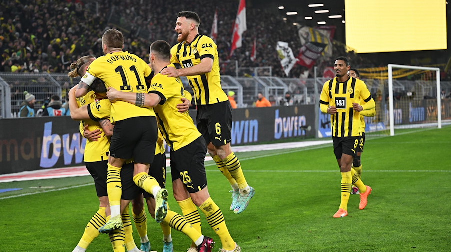 Dortmunds Spieler bejubeln den Treffer zum 2:0. / Foto: Bernd Thissen/dpa