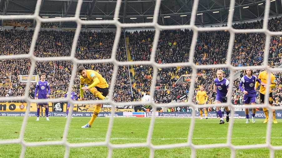 Dynamos Ahmet Arslan verwandelt einen Elfmeter zum 1:0. / Foto: Robert Michael/dpa