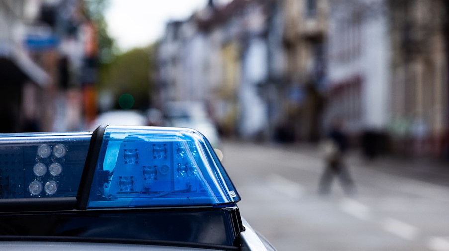Ein Einsatzfahrzeug der Polizei steht am Straßenrand. / Foto: Philipp von Ditfurth/dpa/Symbolbild
