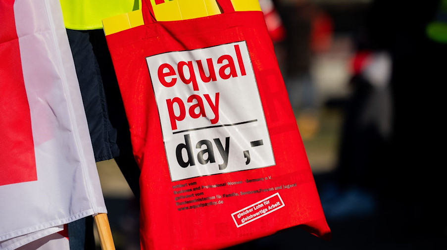 "equal pay day ,-" steht auf einer Tasche. / Foto: Rolf Vennenbernd/dpa/Symbolbild