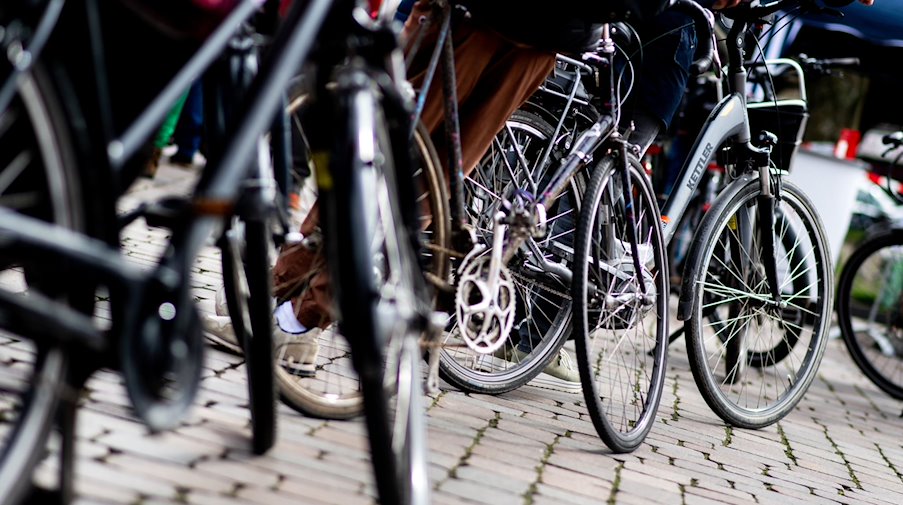 Numerous bicycles are parked in a square / Photo: Hauke-Christian Dittrich/dpa