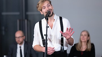 Felix Räuber, Musiker, singt in Dresden. / Foto: Sebastian Kahnert/dpa/Archivbild