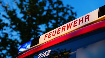 Ein Blaulicht leuchtet auf dem Dach eines Einsatzfahrzeugs der Feuerwehr. / Foto: Philipp von Ditfurth/dpa/Symbolbild