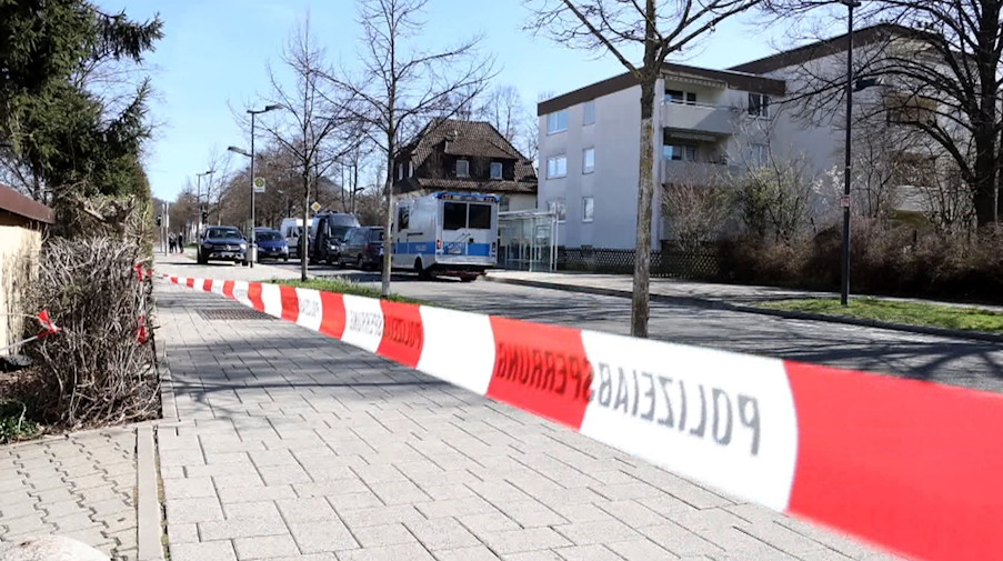 Der Einsatzort in Reutlingen ist mit einem Flatterband der Polizei abgesperrt. / Foto: Julian Rettig/dpa