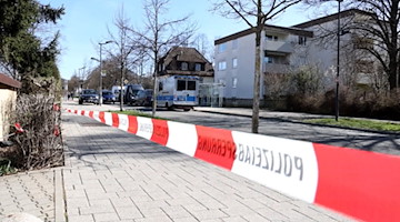 Der Einsatzort in Reutlingen ist mit einem Flatterband der Polizei abgesperrt. / Foto: Julian Rettig/dpa