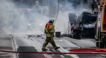 Feuerwehreinsatz rund um eine Gasexplosion in der Friedrichstadt. / Foto: Robert Michael/dpa