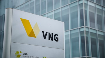 Das Logo des Unternehmens VNG vor dem Hauptsitz der Firma. / Foto: Jan Woitas/dpa/Archivbild