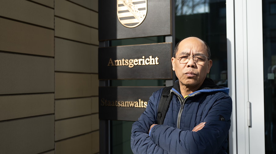 Der Vietnamese Pham Phi Son vor dem Gerichtsgebäude in Chemnitz. / Foto: Hendrik Schmidt/dpa