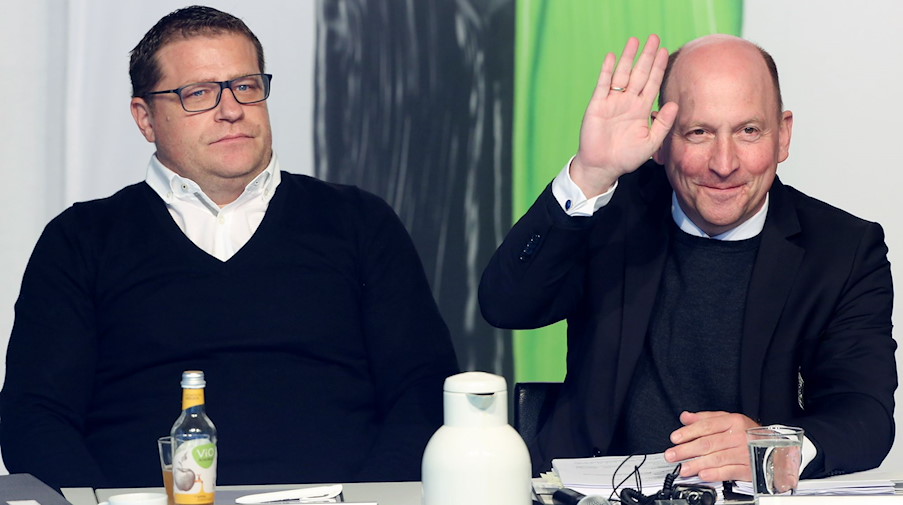 Max Eberl, Sportdirektor, und Stephan Schippers (r), Geschäftsführer, sitzen nbeneinander. / Foto: Roland Weihrauch/Deutsche Presse-Agentur GmbH/dpa/Archiv