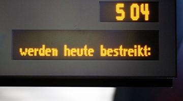 «Werden heute bestreikt», steht auf einer Informationstafel der Leipziger Verkehrsbetriebe. / Foto: Hendrik Schmidt/dpa