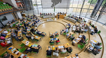 Blick in den Plenarsaal des Sächsischen Landtags. / Foto: Robert Michael/dpa/Archivbild