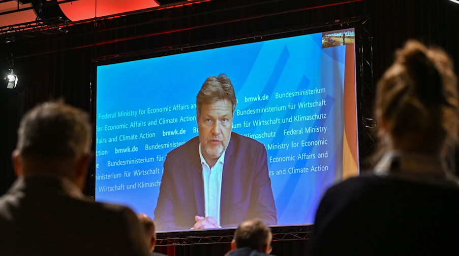 Robert Habeck (Bündnis 90/Die Grünen), Bundesminister für Wirtschaft und Klimaschutz, live zu sehen auf einer Videoleinwand. / Foto: Patrick Pleul/dpa