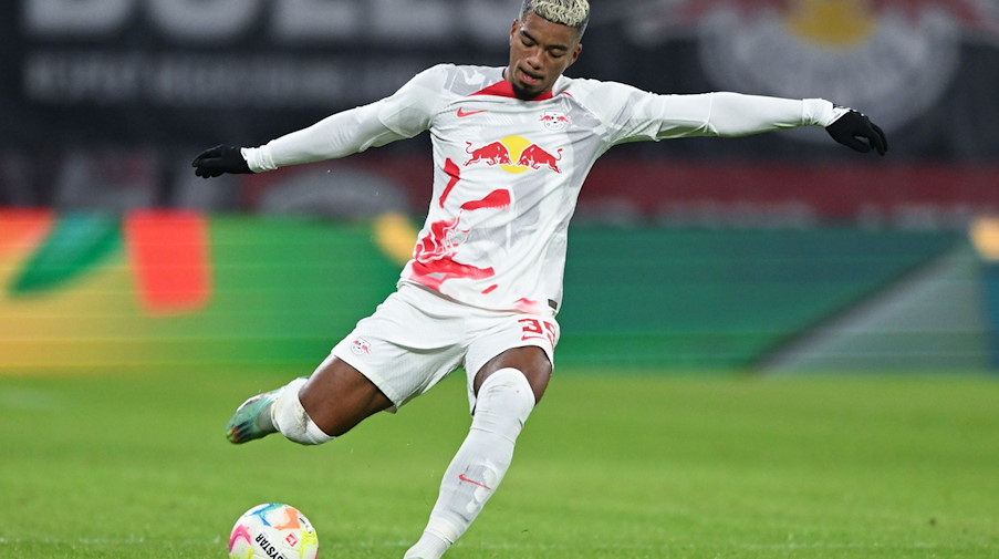 RB Leipzigs Benjamin Henrichs in Aktion. / Foto: Hendrik Schmidt/dpa/Archivbild