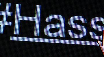 Der Hashtag «#Hass» ist auf einem Bildschirm zu sehen. / Foto: Lukas Schulze/dpa/ZB/Symbolbild
