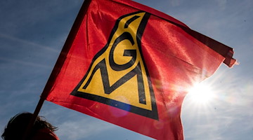Eine IG-Metall-Fahne weht im Wind. / Foto: Daniel Bockwoldt/dpa/Daniel Bockwoldt/Symbolbild